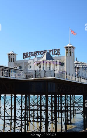 Eingang zum viktorianischen Vergnügen Pier in Brighton Seafront. Stockfoto