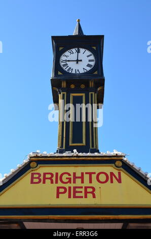 Öffnungszeiten an der viktorianischen Vergnügen Pier in Brighton. Stockfoto