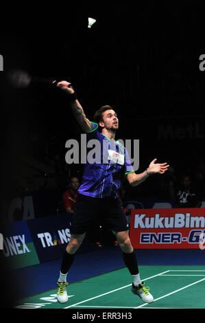 Jakarta, DKI Jakarta, Indonesien. 7. Juni 2015. JAKARTA, Indonesien - Juni 06: Dänemarks Jan Jogersen kehrt ein Schuss Japans Kento Momoto während der letzten Männer bei der 2015 Indonesien Open Superseries Premier Badminton-Turnier in Jakarta am 6. Juni 2015. Japans Kento Momota schlagen Dänemarks Jan Jogersen mit Punktzahl 16-21, 21-19 und 21-7. Bildnachweis: Sijori Bilder/ZUMA Draht/Alamy Live-Nachrichten Stockfoto