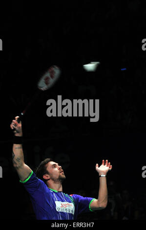 Jakarta, DKI Jakarta, Indonesien. 7. Juni 2015. JAKARTA, Indonesien - Juni 06: Dänemarks Jan Jogersen kehrt ein Schuss Japans Kento Momoto während der letzten Männer bei der 2015 Indonesien Open Superseries Premier Badminton-Turnier in Jakarta am 6. Juni 2015. Japans Kento Momota schlagen Dänemarks Jan Jogersen mit Punktzahl 16-21, 21-19 und 21-7. Bildnachweis: Sijori Bilder/ZUMA Draht/Alamy Live-Nachrichten Stockfoto