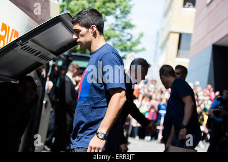 Berlin, Deutschland. 7. Juni 2015. Luis Suarez von FC Barcelona verlässt das Hotel Hyatt in Berlin, Deutschland, 7. Juni 2015. FC Barcelona schlagen Juventus Turin 3: 1 in der Champions-League-Finale im Olympiastadion in Berlin am Vorabend entsprechen. Foto: GREGOR FISCHER/Dpa/Alamy Live News Stockfoto