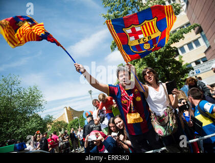 Berlin, Deutschland. 7. Juni 2015. Fans des FC Barcelona jubeln bei der Abreise das Team im Hotel Hyatt in Berlin, Deutschland, 7. Juni 2015. FC Barcelona schlagen Juventus Turin 3: 1 in der Champions-League-Finale im Olympiastadion in Berlin am Vorabend entsprechen. Foto: GREGOR FISCHER/Dpa/Alamy Live News Stockfoto