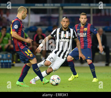 Berlin, Deutschland. 6. Juni 2015. Javier Mascherano (L) und Arturo Vidal (C) Juventus von Barcelonas wetteifern um die Kugel während der UEFA Champions League Finale Fußballspiel zwischen Juventus FC und dem FC Barcelona im Olympiastadion in Berlin, Deutschland, 6. Juni 2015. Foto: Andreas Gebert/Dpa/Alamy Live-Nachrichten Stockfoto