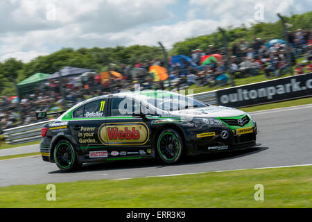 Simon Belcher und handliche Motorsport Toyota Avensis Laufwerke während der Dunlop MSA British Touring Car Championship am Oulton Park am 7. Juni 2015 in kleinen BUDWORTH, CHESHIRE, Vereinigtes Königreich (Foto: Gergo Toth / Alamy Live News) Stockfoto