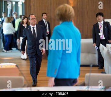 Der französische Präsident Francois Hollande, Bundeskanzlerin Angela Merkel sind die erste Arbeitssitzung des G7-Gipfels auf dem Schloss Elmau bei Garmisch-Partenkirchen, Süddeutschland, am 7. Juni 2015 abgebildet. Deutschland beherbergt einen G7-Gipfel auf dem Schloss Elmau am 7. Juni und 8. Juni 2015. Foto: Alain Jocard dpa Stockfoto