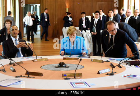 UNS Präsident Barack Obama (L-R), Bundeskanzlerin Angela Merkel, der französische Präsident Francois Hollande sind im Bild bei der ersten Arbeitssitzung des G7-Gipfels auf dem Schloss Elmau bei Garmisch-Partenkirchen, Süddeutschland, 7. Juni 2015. Deutschland beherbergt einen G7-Gipfel auf dem Schloss Elmau am 7. Juni und 8. Juni 2015. Foto: Alain Jocard dpa Stockfoto