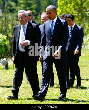 Europäischen Kommission Präsident Jean-Claude Juncker (L) und US-Präsident Barack Obama Fuß zur Teilnahme an ihrer ersten Sitzung im Hotel Schloss Elmau in Krün, Deutschland, 7. Juni 2015. Führungskräfte aus der Gruppe der sieben (G7) Industrieländer treffen am Sonntag in den Bayerischen Alpen zu einem Gipfel überschattet von Griechenlands Schuldenkrise und anhaltende Gewalt in der Ukraine. Foto: Michaela Rehle dpa Stockfoto