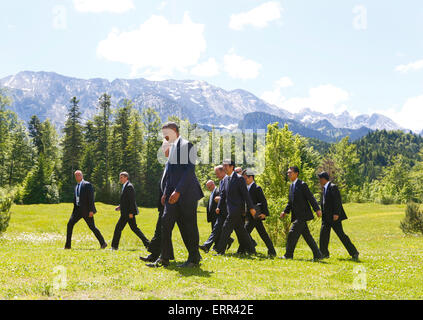 Teilnehmer des G7-Gipfels Fuß zur Teilnahme an ihrer ersten Sitzung im Hotel Schloss Elmau in Krün, Deutschland, 7. Juni 2015. Führungskräfte aus der Gruppe der sieben (G7) Industrieländer treffen am Sonntag in den Bayerischen Alpen zu einem Gipfel überschattet von Griechenlands Schuldenkrise und anhaltende Gewalt in der Ukraine. Foto: Michaela Rehle dpa Stockfoto