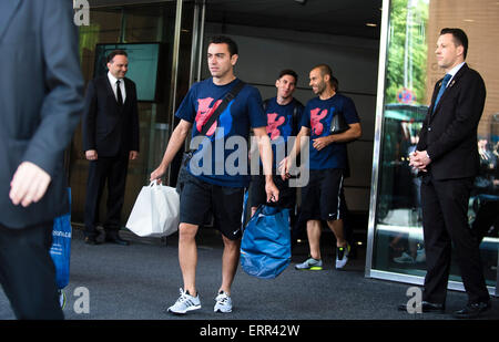 Berlin, Deutschland. 7. Juni 2015. Xavi Hernandez, Lionel Messi und Javier Mascherano (L-R) des FC Barcelona verlassen das Hotel Hyatt in Berlin, Deutschland, 7. Juni 2015. FC Barcelona schlagen Juventus Turin 3: 1 in der Champions-League-Finale im Olympiastadion in Berlin am Vorabend entsprechen. Foto: GREGOR FISCHER/Dpa/Alamy Live News Stockfoto