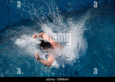 Berlin, Deutschland. 7. Juni 2015. Gast bei den Olympischen Pool springt vom Sprungbrett im Splash Tauchen Contest in Berlin, Deutschland, 7. Juni 2015. Foto: TIM BRAKEMEIER/Dpa/Alamy Live News Stockfoto