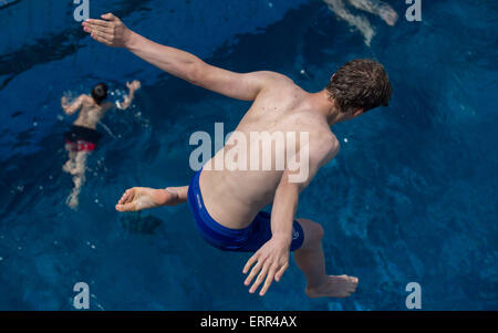 Berlin, Deutschland. 7. Juni 2015. Gast bei den Olympischen Pool springt vom Sprungbrett im Splash Tauchen Contest in Berlin, Deutschland, 7. Juni 2015. Foto: TIM BRAKEMEIER/Dpa/Alamy Live News Stockfoto