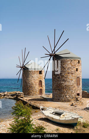 Renovierten alten Windmühlen am Vrondados an der Ostküste von Chios, Griechenland Stockfoto