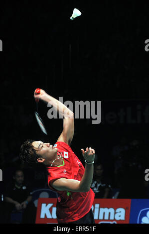 7. Juni 2015 - Jakarta, DKI Jakarta, Indonesien - JAKARTA, Indonesien - Juni 06: Japans Kento Momota kehrt ein Schuss Dänemark Jan Jogersen während der letzten Männer bei der 2015 Indonesien Open Superseries Premier Badminton-Turnier in Jakarta am 6. Juni 2015. Japans Kento Momota gewinnen von Dänemarks Jan Jogersen mit Punktzahl 16-21, 21-19 und 21-7. (Kredit-Bild: © Sijori Bilder/ZUMA Draht) Stockfoto