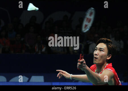 7. Juni 2015 - Jakarta, DKI Jakarta, Indonesien - JAKARTA, Indonesien - Juni 06: Japans Kento Momota kehrt ein Schuss Dänemark Jan Jogersen während der letzten Männer bei der 2015 Indonesien Open Superseries Premier Badminton-Turnier in Jakarta am 6. Juni 2015. Japans Kento Momota gewinnen von Dänemarks Jan Jogersen mit Punktzahl 16-21, 21-19 und 21-7. (Kredit-Bild: © Sijori Bilder/ZUMA Draht) Stockfoto