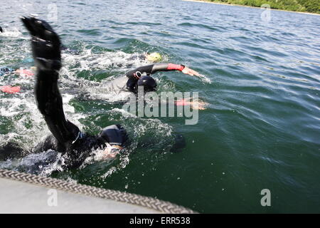 Gdynia, Polen 7. Juni 2015 polnischen Special Forces Formoza, Agata, Komandosow, Nil und US Navy Seals Soldaten training vor dem Ultratriathlon. Soldaten laufen, Schwimmen und fahren auf Fahrrad von Hel Panisula am Batic Meer nördlichsten Punkt von Polen nach Rysy Berg im Tatra-Gebirge zu Ehren, ihre tragische in Smolensk Kräfteverschiebungen Flugzeug Carsh Kommandant Wlodzimierz Potasinski starb. Stockfoto