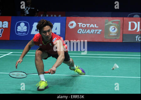 7. Juni 2015 - Jakarta, DKI Jakarta, Indonesien - JAKARTA, Indonesien - Juni 06: Japans Kento Momota kehrt ein Schuss Dänemark Jan Jogersen während der letzten Männer bei der 2015 Indonesien Open Superseries Premier Badminton-Turnier in Jakarta am 6. Juni 2015. Japans Kento Momota gewinnen von Dänemarks Jan Jogersen mit Punktzahl 16-21, 21-19 und 21-7. (Kredit-Bild: © Sijori Bilder/ZUMA Draht) Stockfoto