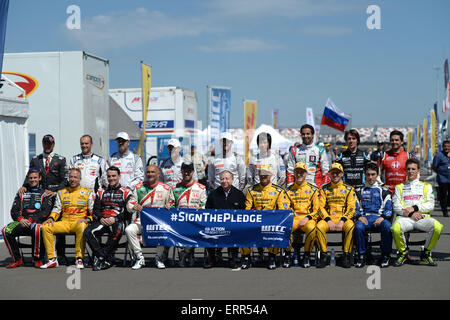 Moskau, Russland. 7. Juni 2015. FIA-Präsident Jean Todt (vorne C) und WTCC Fahrer posieren für ein Foto vor der FIA World Touring Car Championship (WTCC) Rennen in Moscow Raceway in der Nähe von Moskau, 7. Juni 2015. Portugiesisch-Fahrer Tiago Monteiro von Honda Racing Team JAS gewann das Rennen. Bildnachweis: Pavel Bednyakov/Xinhua/Alamy Live-Nachrichten Stockfoto