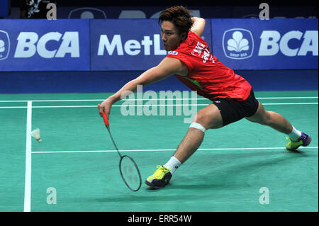 7. Juni 2015 - Jakarta, DKI Jakarta, Indonesien - JAKARTA, Indonesien - Juni 06: Japans Kento Momota kehrt ein Schuss Dänemark Jan Jogersen während der letzten Männer bei der 2015 Indonesien Open Superseries Premier Badminton-Turnier in Jakarta am 6. Juni 2015. Japans Kento Momota gewinnen von Dänemarks Jan Jogersen mit Punktzahl 16-21, 21-19 und 21-7. (Kredit-Bild: © Sijori Bilder/ZUMA Draht) Stockfoto