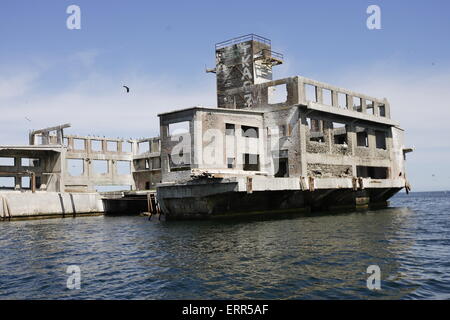 Gdynia, Polen 7. Juni 2015 im Bild: Torpedownia - deutsche Nazi-Gebäude des Torpedos Research Centre, auf polnische Terriery während des zweiten Weltkrieges gebaut. Torpedownia wurde ein Torpedo-Montagehalle mit Geräten für Test shooting, an der Unterseite des Beckens, nur wenige hundert Meter vom Ufer entfernt. Stockfoto