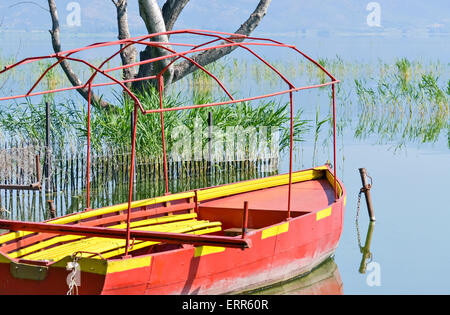 Roten Fischerboot am Ufer eines kleinen Sees Stockfoto