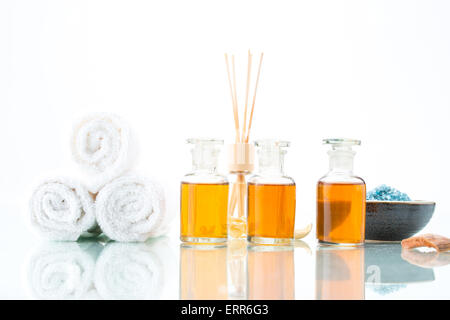 Spa-Konzept mit Aromatherapie, ätherische Öle, Handtuch und Salz Stockfoto