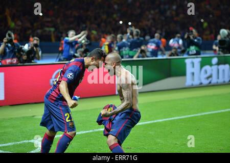 Olympiastadion, Berlin, Deutschland. 6. Juni 2015. Juventus Turin gegen Barcelona, Champions league Finale in Berlin. Daniel Alves (Bar) und Adriano (Bar) feiern ihren Sieg Credit: Action Plus Sport/Alamy Live News Stockfoto