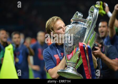 Olympiastadion, Berlin, Deutschland. 6. Juni 2015. Juventus Turin gegen Barcelona, Champions league Finale in Berlin. Barcelonas Ivan Rakitic mit dem Sieger-Pokal Credit: Action Plus Sport/Alamy Live News Stockfoto