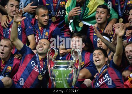 Olympiastadion, Berlin, Deutschland. 6. Juni 2015. Juventus Turin gegen Barcelona, Champions league Finale in Berlin. Lionel Messi (Bar) hebt die Tasse mit Teamkollegen Credit: Action Plus Sport/Alamy Live News Stockfoto