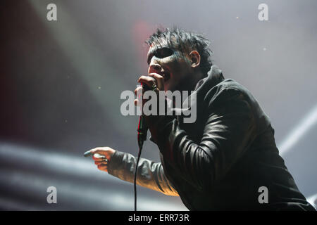 Nürnberg, Deutschland. 6. Juni 2015. US-amerikanische Sängerin Marilyn Manson führt auf der Bühne beim Musikfestival "Rock Im Park" in Nürnberg, 6. Juni 2015. Foto: MATTHIAS MERZ/Dpa (Achtung Redaktion: Redaktion verwenden Sie nur im Zusammenhang mit der Berichterstattung über "Marilyn Manson") / Dpa/Alamy Live News Stockfoto