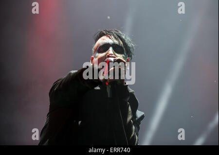 Nürnberg, Deutschland. 6. Juni 2015. US-amerikanische Sängerin Marilyn Manson führt auf der Bühne beim Musikfestival "Rock Im Park" in Nürnberg, 6. Juni 2015. Foto: MATTHIAS MERZ/Dpa (Achtung Redaktion: Redaktion verwenden Sie nur im Zusammenhang mit der Berichterstattung über "Marilyn Manson") / Dpa/Alamy Live News Stockfoto