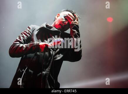 Nürnberg, Deutschland. 6. Juni 2015. US-amerikanische Sängerin Marilyn Manson führt auf der Bühne beim Musikfestival "Rock Im Park" in Nürnberg, 6. Juni 2015. Foto: MATTHIAS MERZ/Dpa (Achtung Redaktion: Redaktion verwenden Sie nur im Zusammenhang mit der Berichterstattung über "Marilyn Manson") / Dpa/Alamy Live News Stockfoto