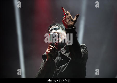 Nürnberg, Deutschland. 6. Juni 2015. US-amerikanische Sängerin Marilyn Manson führt auf der Bühne beim Musikfestival "Rock Im Park" in Nürnberg, 6. Juni 2015. Foto: MATTHIAS MERZ/Dpa (Achtung Redaktion: Redaktion verwenden Sie nur im Zusammenhang mit der Berichterstattung über "Marilyn Manson") / Dpa/Alamy Live News Stockfoto