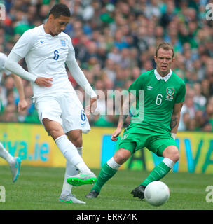 Dublin, Irland. 7. Juni 2015. Internationale Fußball-freundlich. Republik Irland gegen England. Chris Smalling (England) spielt den Ball Weg als Glen Whelan (Irland) schließt in. Bildnachweis: Aktion Plus Sport/Alamy Live-Nachrichten Stockfoto