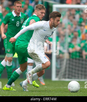 Dublin, Irland. 7. Juni 2015. Internationale Fußball-freundlich. Republik Irland gegen England. Adam Lallana (England) hält eine Herausforderung von Jeff Hendrick (Irland). Bildnachweis: Aktion Plus Sport/Alamy Live-Nachrichten Stockfoto