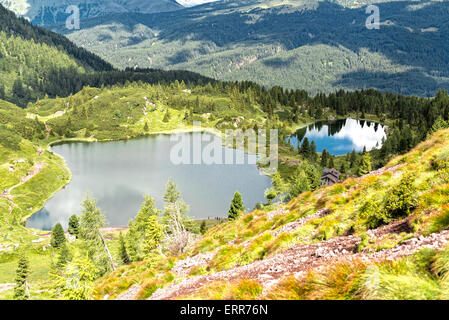 Luftaufnahme der Seen des Colbricon nahe Passo Rolle an einem schönen Sommertag, Trentino - Italien Stockfoto