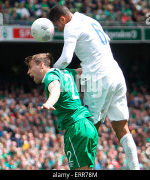 Dublin, Irland. 7. Juni 2015. Internationale Fußball-freundlich. Republik Irland gegen England. Chris Smalling (England) in eine Antenne Herausforderung mit Seamus Coleman (Irland). Bildnachweis: Aktion Plus Sport/Alamy Live-Nachrichten Stockfoto