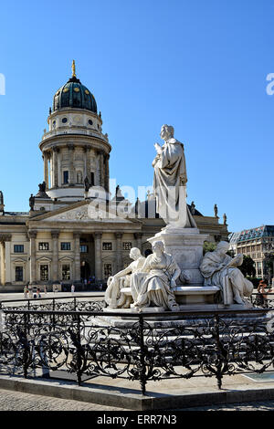 Deutschland, Berlin-Mitte Bezirk, Platz Gendarmenmarkt, Franzosischer Dom (französische Kirche) und Schiller Denkmal. Stockfoto