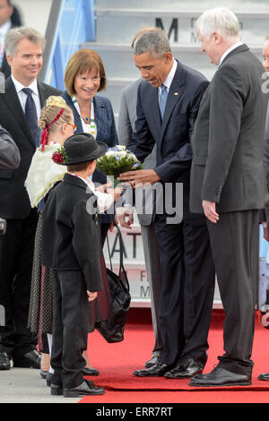 München, Deutschland. 7. Juni 2015. US-Präsident Barack Obama erhält einen Blumenstrauß neben Bavarian Miister President Horst Seehofer (R) nach Ankunft am Flughafen in München, Deutschland, 7. Juni 2015. Staats- und Regierungschefs der sieben führenden Industrienationen (G7) werden voraussichtlich in Schloss Elmau, Bayern, am 07 und 08 Juni ausländische diskutieren und sicherheitspolitischen Herausforderungen gerecht zu werden. Foto: ARMIN WEIGEL/Dpa/Alamy Live-Nachrichten Stockfoto