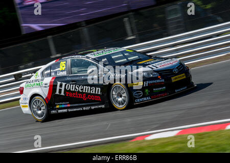 Stewart Linien und Houseman Racing Toyota Avensis Laufwerke während der Dunlop MSA British Touring Car Championship am Oulton Park am 7. Juni 2015 in kleinen BUDWORTH, CHESHIRE, Vereinigtes Königreich (Foto: Gergo Toth / Alamy Live News) Stockfoto