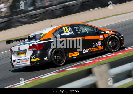 Kieran Gallagher und RCIB Versicherung Racing Toyota Avensis Laufwerke während der Dunlop MSA British Touring Car Championship am Oulton Park am 7. Juni 2015 in kleinen BUDWORTH, CHESHIRE, Vereinigtes Königreich (Foto: Gergo Toth / Alamy Live News) Stockfoto