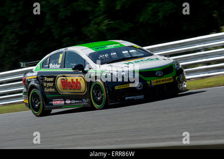 Simon Belcher und handliche Motorsport Toyota Avensis Laufwerke während der Dunlop MSA British Touring Car Championship am Oulton Park am 7. Juni 2015 in kleinen BUDWORTH, CHESHIRE, Vereinigtes Königreich (Foto: Gergo Toth / Alamy Live News) Stockfoto