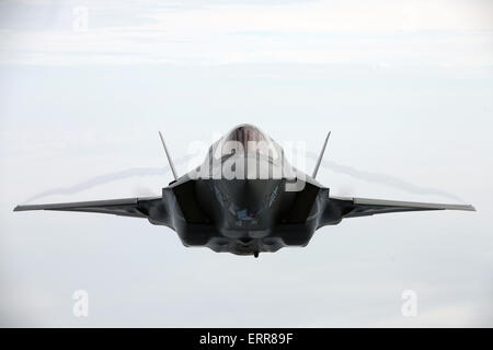 US Marinekorps F-35 b Lightning II Stealth-Kampfflugzeug beim Betanken Operationen 14. April 2015 über Cherry Point, North Carolina. Multi-Role Joint Strike Fighters wird schließlich alle Marinekorps Flugzeug einschließlich der AV-8 b Harrier, die F/A-18 Hornet und die EA-6 b Prowler ersetzen. Stockfoto