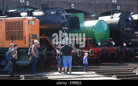 Staßfurt, Deutschland. 7. Juni 2015. Historische Lokomotiven aus verschiedenen Serien werden können die traditionellen Bahnbetriebswerk während der Eisenbahn Verein Festival in Staßfurt, Deutschland, 7. Juni 2015 gesehen. Eine zweitägige Eisenbahn-Festival fand zum 25. Jubiläum des Vereins. Der Verein "Eisenbahnfreunde Traditionsbahnbetriebswerk Staßfurt e.V." besitzt eine der umfangreichsten Sammlungen von alten Lokomotiven und Waggons. Foto: JENS WOLF/Dpa/Alamy Live News Stockfoto