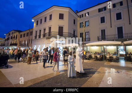 Bardolino am Gardasee Italien, katholische Service in Richtung katholische Kirche Stockfoto