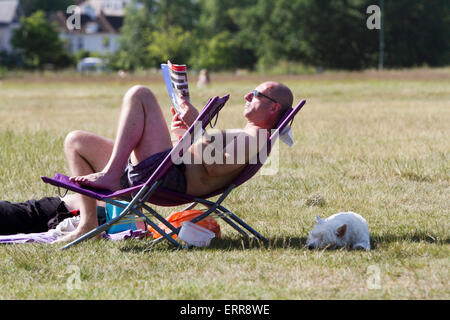 Wimbledon London, UK. 7. Juni 2015. UK-Wetter: Menschen genießen die warme Sonnenstrahlen auf Wimbledon Common Credit: Amer Ghazzal/Alamy Live-Nachrichten Stockfoto