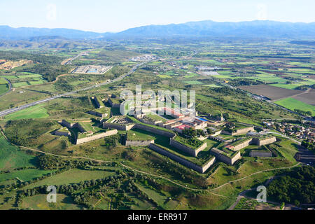 LUFTAUFNAHME. Schloss Sant Ferran mit den Pyrenäen in der Ferne. Figueres, Costa Brava, Provinz Girona, Katalonien, Spanien. Stockfoto