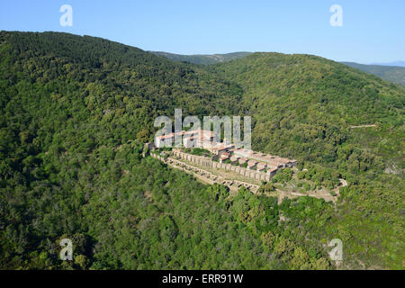 LUFTAUFNAHME. Kloster in einer bergigen Gegend isoliert. Kartause La Verne, Collobrières, Var, Hinterland der französischen Riviera, Frankreich. Stockfoto