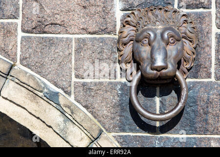 Kupferne Löwen Kreis Griff auf große Mauer Stockfoto