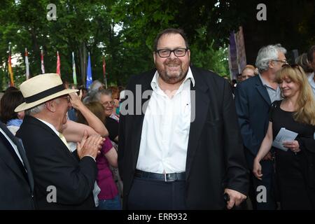 Bad Hersfeld, Deutschland. 6. Juni 2015. Schauspieler Ottfried Fischer kommt für die Eröffnung der Bad Hersfelder Festspiele in Bad Hersfeld, Deutschland, 6. Juni 2015. Die 65. Festival-Saison eröffnet mit der Premiere von Shakespeares "Komödie der Irrungen." Foto: UWE ZUCCHI/Dpa/Alamy Live News Stockfoto