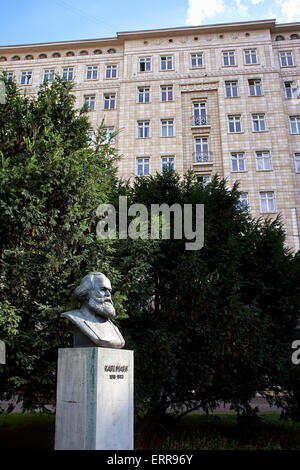 Deutschland, Ost-Berliner Bezirk entlang der Karl-Marx-Allee, die Statue von Karl Marx. Stockfoto